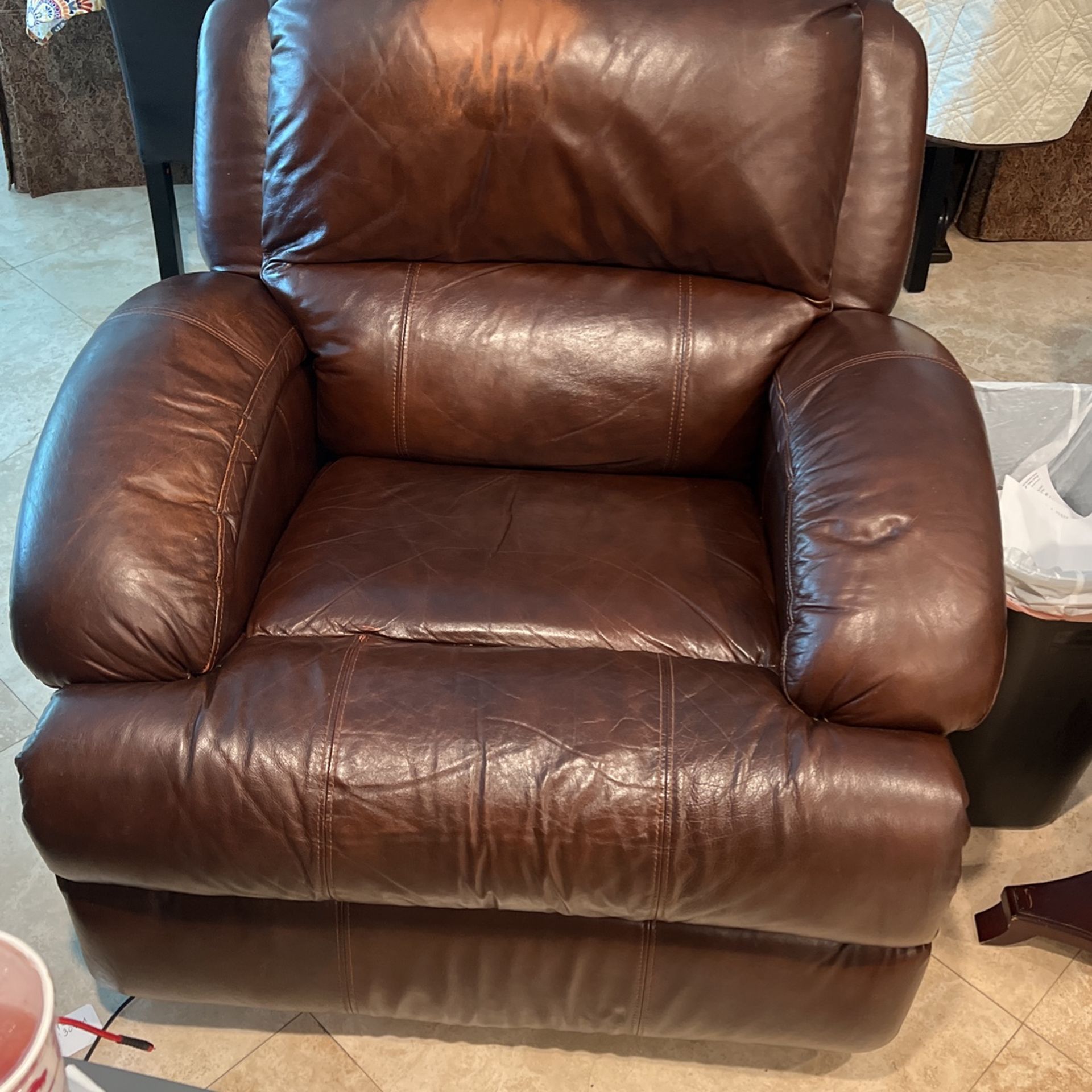 Jerome’s Oversized Leather Power Recliner 