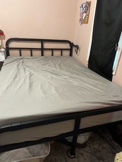 Queen mattress w foam topper