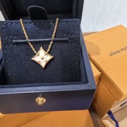 Fashionable vitality necklace