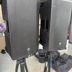 2 Mackie Speakers Thump12A Powered