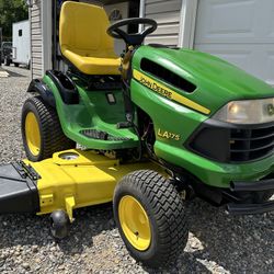 John Deere LA175 Hydrostatic Lawn Tractor