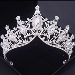 Very nice tiara never used it $15