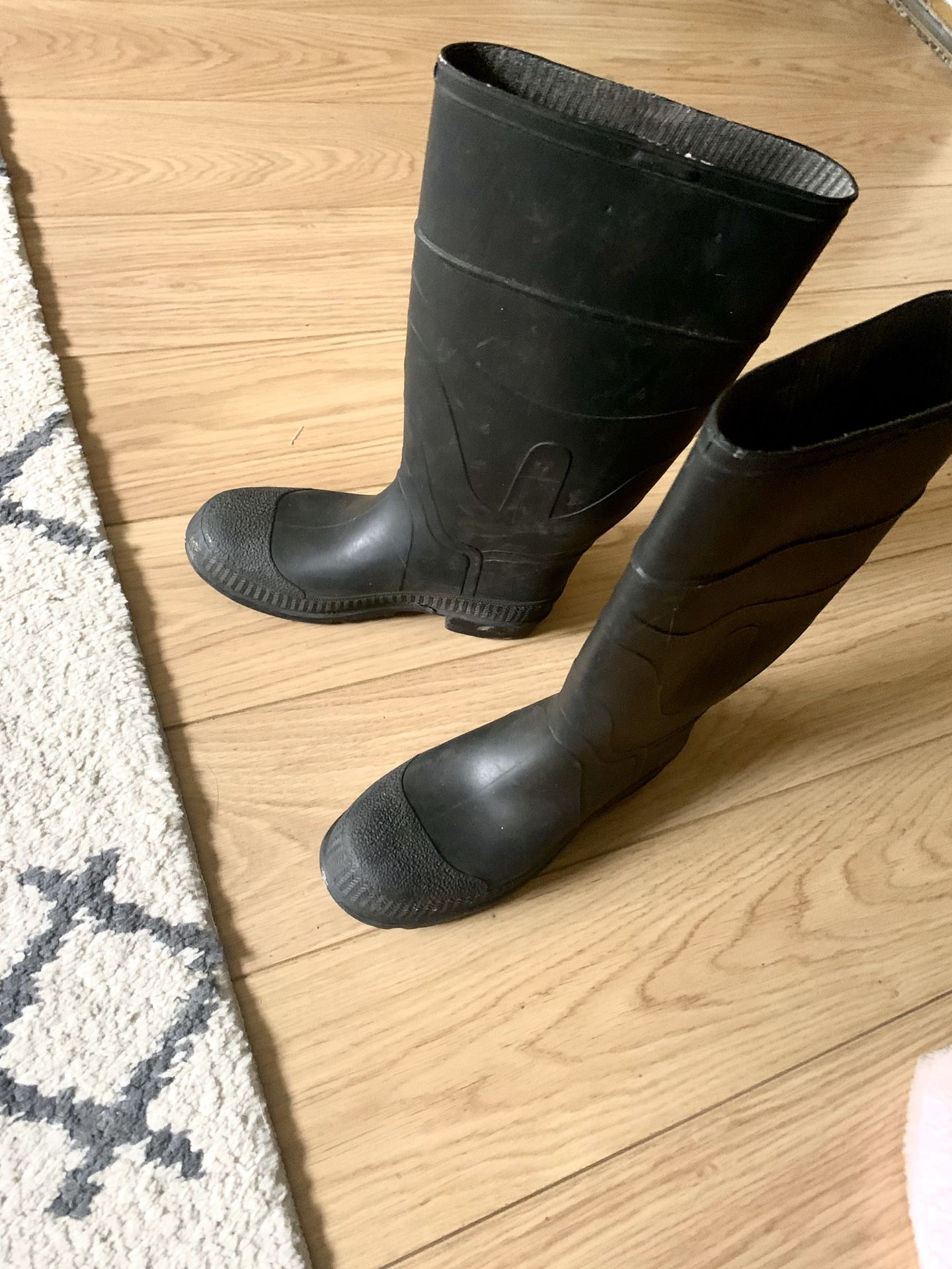 $10 Black Rain boots Size 5 (w7)