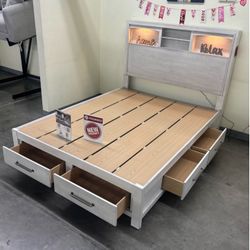 Modern Queen Bed
Platform Bed With  Built-In LED Lights And Storage Drawers