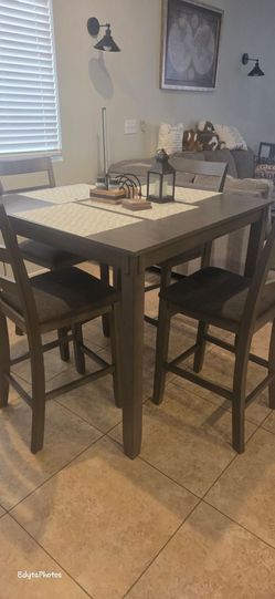 Great Dining Room Table and Chairs