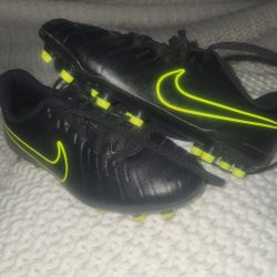 Youth Nike Soccer Cleats Size 1Y