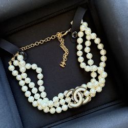 Chanel choker pearl