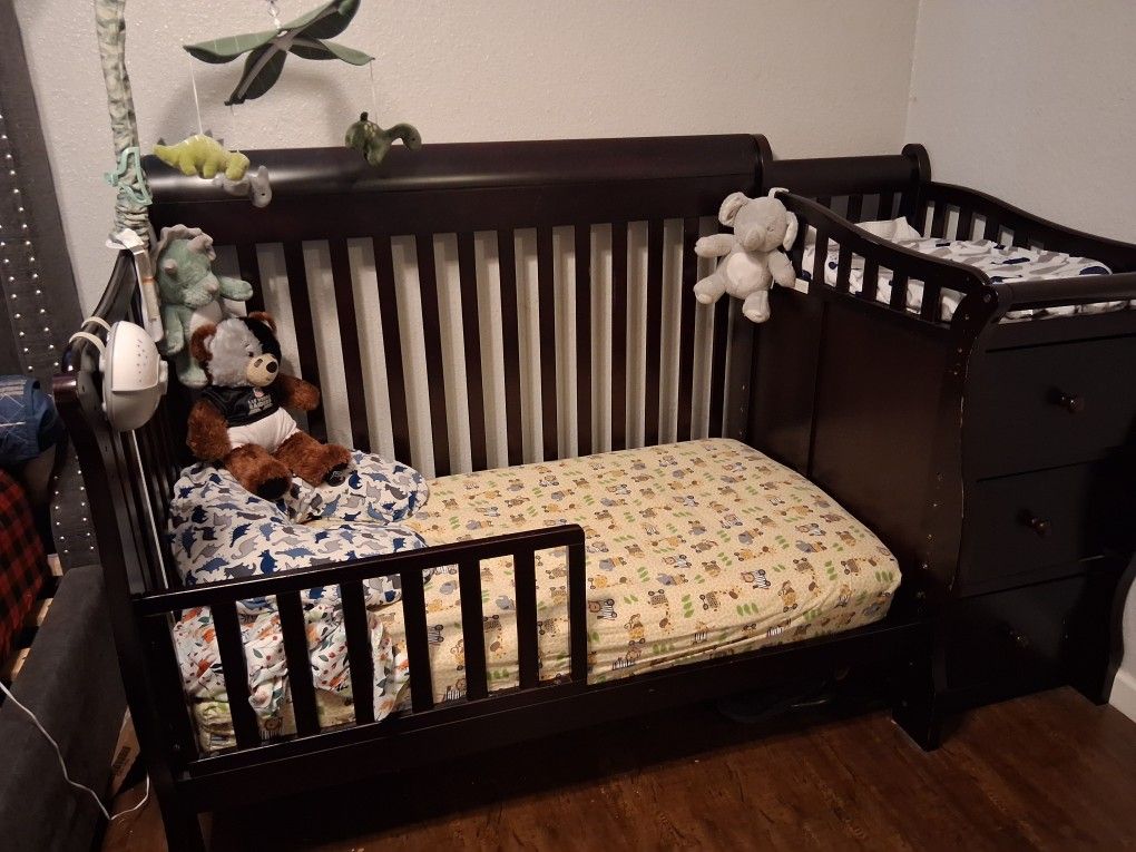 CRIB W/ CHANGING TABLE