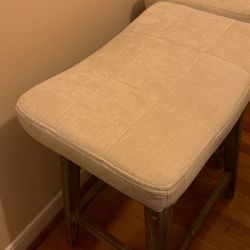 Crème Colored Counter Height Bar Stools With Wood Legs