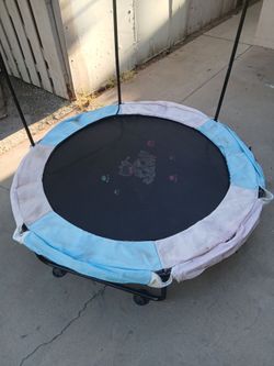 Kids trampoline   30 $ obo