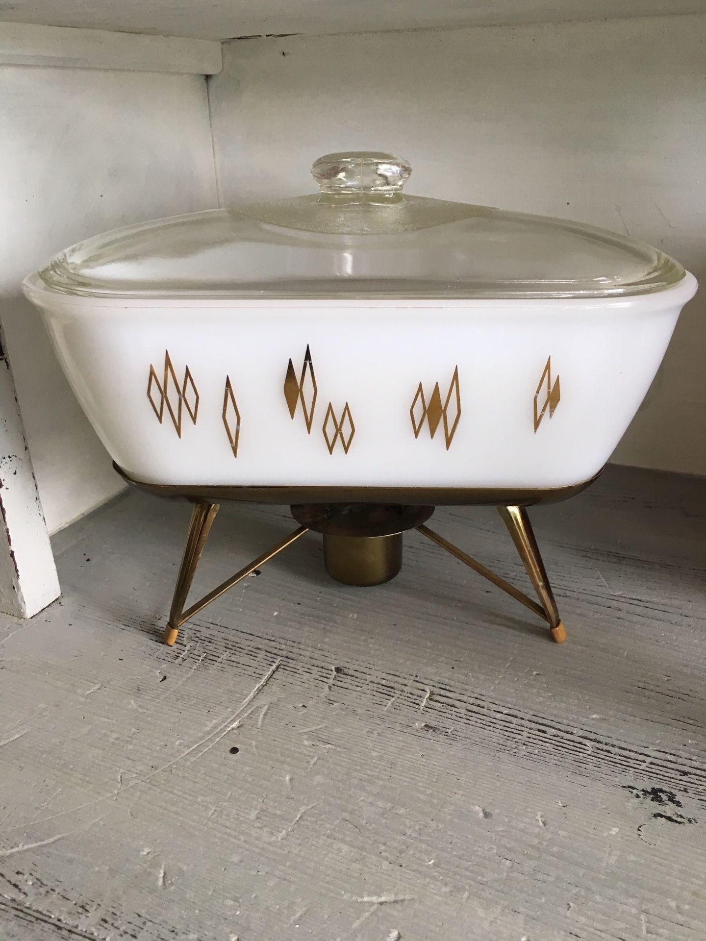 Vintage MCM inland glass co. casserole dish w/ lid and warmer cradle. Gold diamond pattern. This dish is triangular .