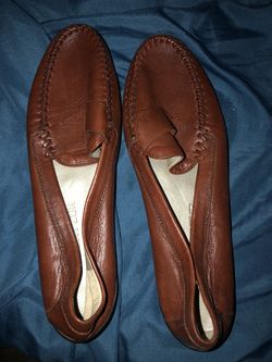 Woman Comfortable brown leather loafers Size 9.