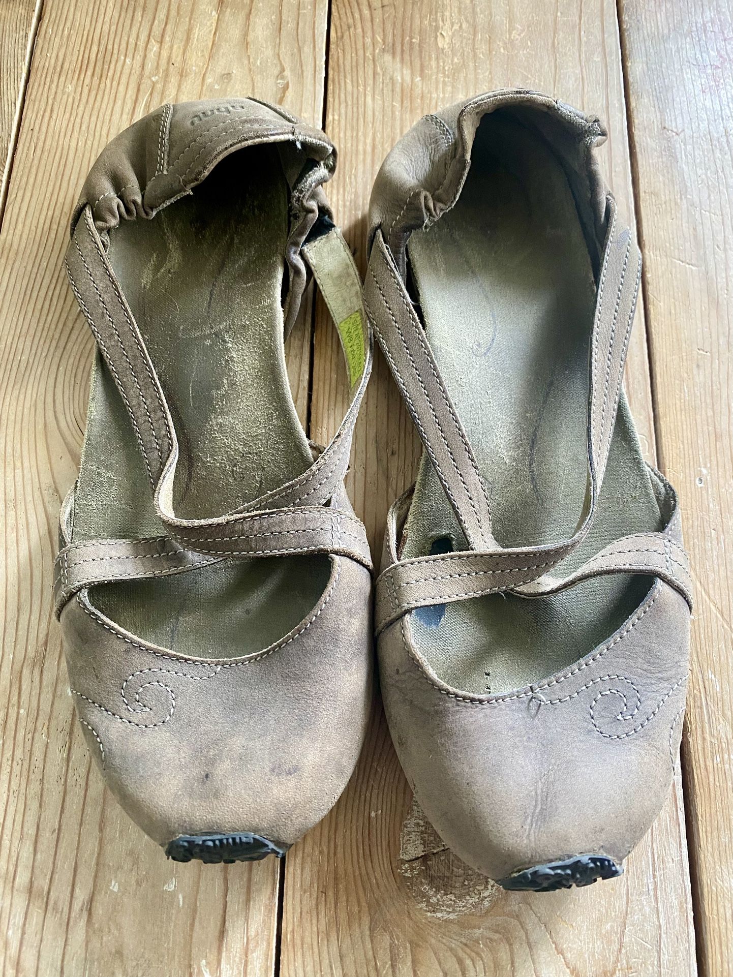 AHNU Karma Taupe Leather Yoga Cross Strap Ballet Flats Mary Jane Shoes Womens 8