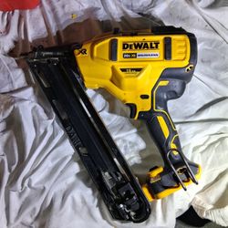DEWALT XR BRUSHLESS 15 GAUGE FINISH NAILER TOOL ONLY $200