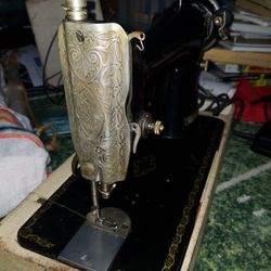 Singer Sewing Machine (STILL WORKS)