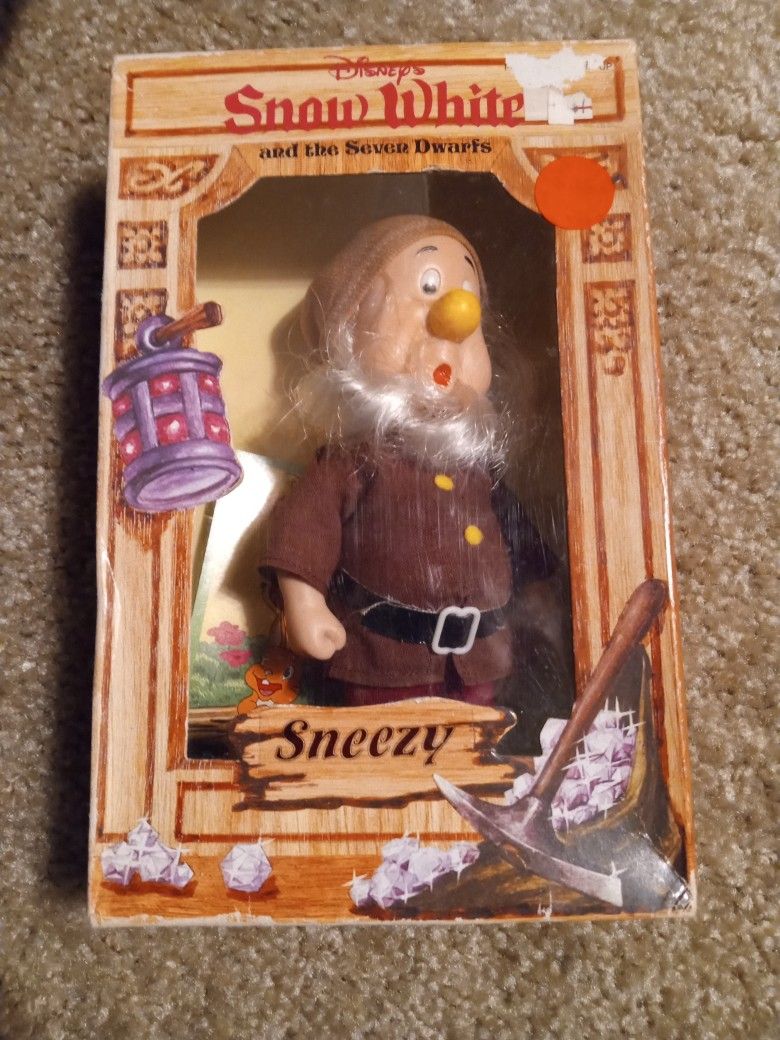 1980 Snow White 7 Dwarves Sneezy Figurine