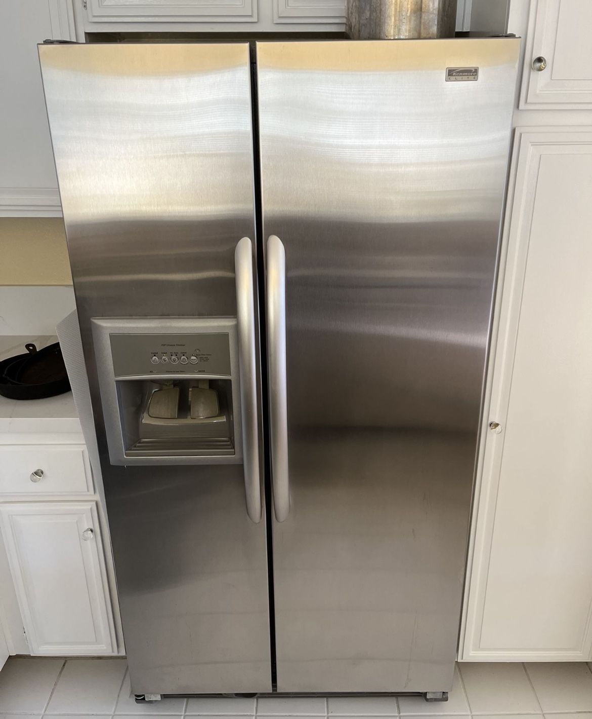 Kenmore refrigerator, like new. I can deliver to your home. Warranty included. Freezes and cools well.