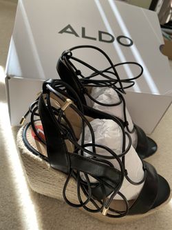 Brand new never worn leather Aldo wedges size 7