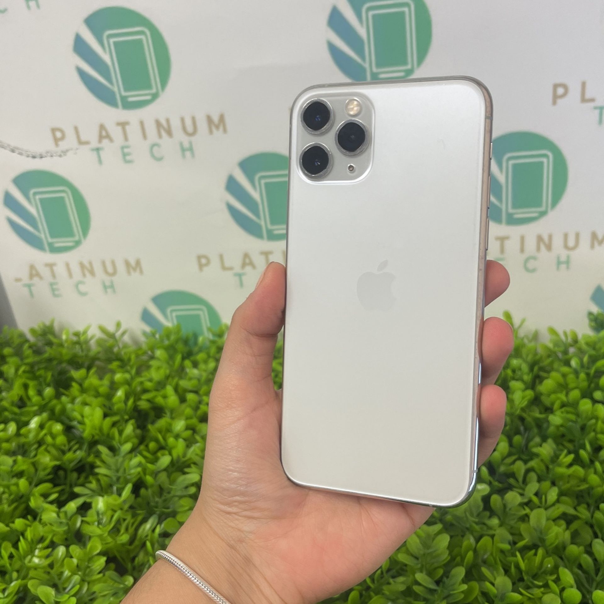 iPhone 11 Pro (256gb Unlocked Silver BH74!! Visit Our Store Today!!!🤩