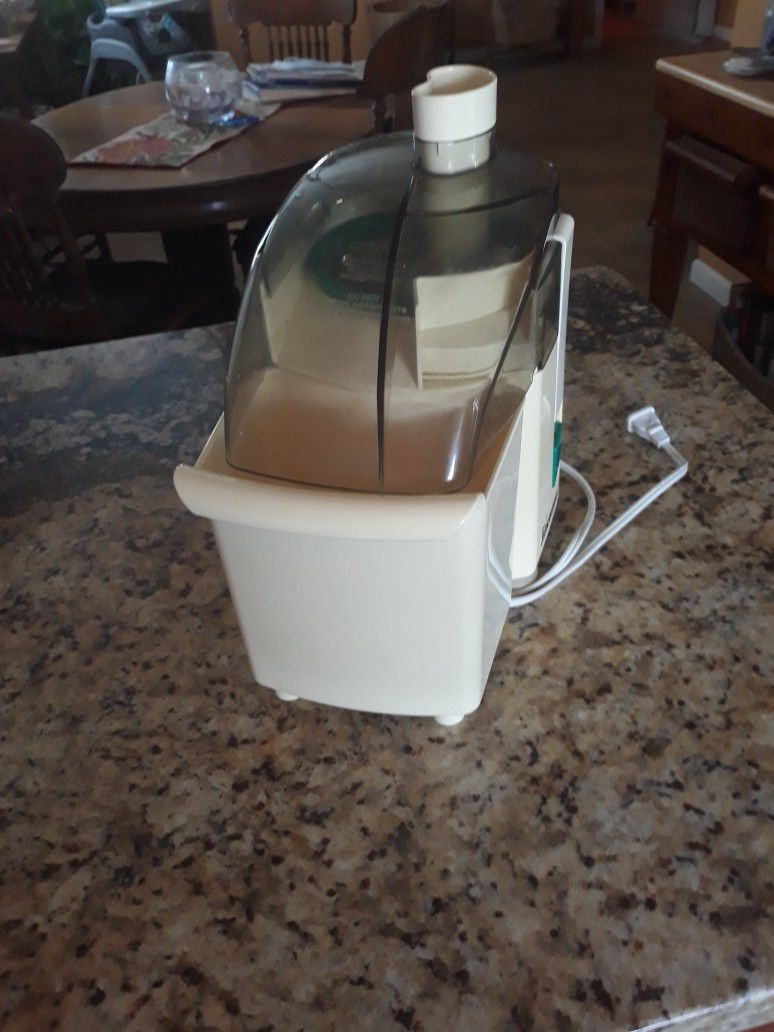Juicer, Dishes, Kitchen Items 