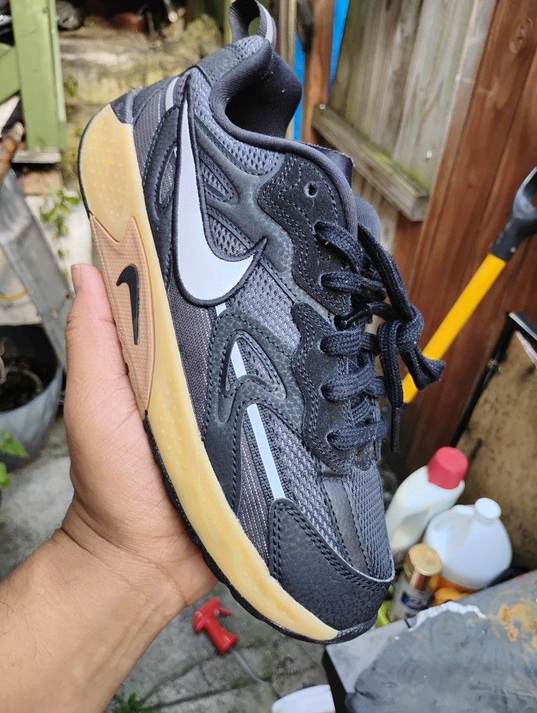 NIKE LOW SIZE 6 Y