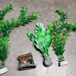 Plastic Aquarium Plants and Decor
