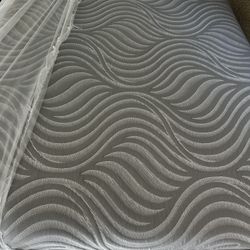 SELLING QUEEN SEALY Posturepedic Hybrid Mattress