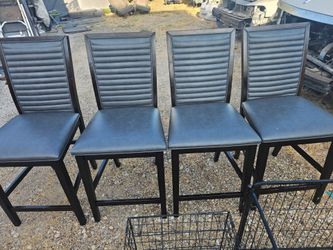 🪑 SET OF 4 BAR STOOLS – $100 OBO 🪑