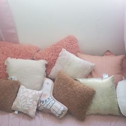 Assorted Throw Pillows (+ Free Throw Blanket)