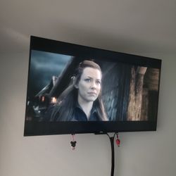 50 In Roku TV and Wall Mount