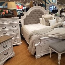 ‼️Brand New Ashley Realyn Chipped White Panel Bedroom Set 4 PIECE ‼️