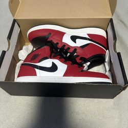 jordan 1 mid chicago black toe