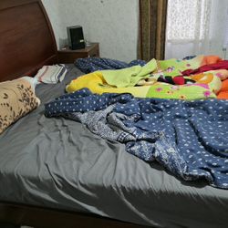 Bed, King Size With Tempur Pedic Mattress 