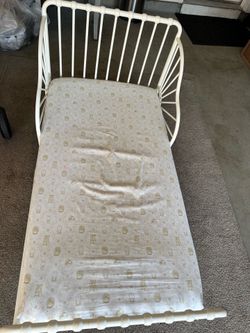 Little Seeds Monarch Hill Ivy Metal Toddler Bed, White