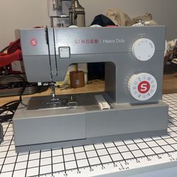 Singer Heavy Duty 4432 w/ Pressure Feet Kits. 