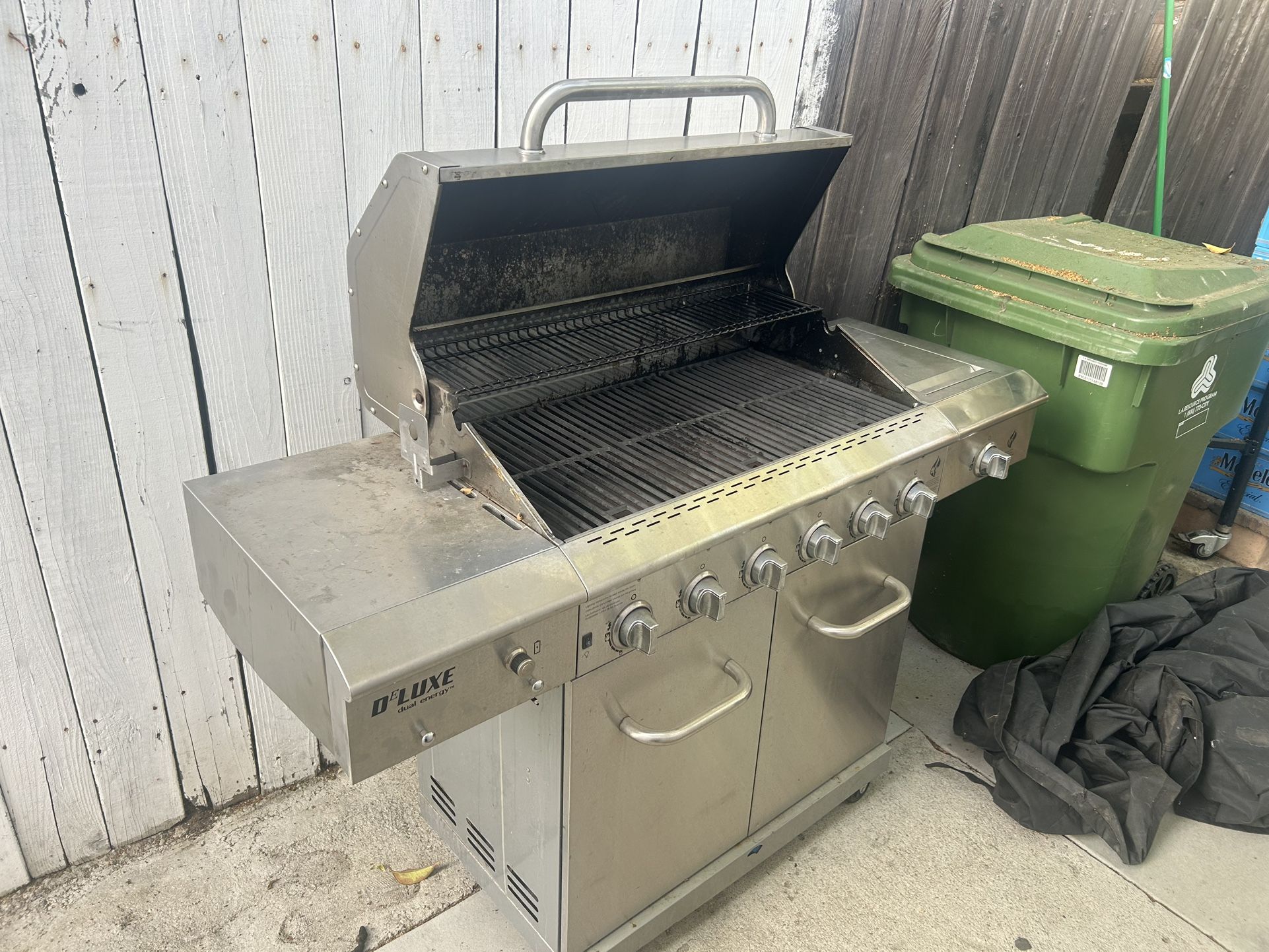 Deluxe Burner Propane Gas Grill in Stainless Steel with Ceramic