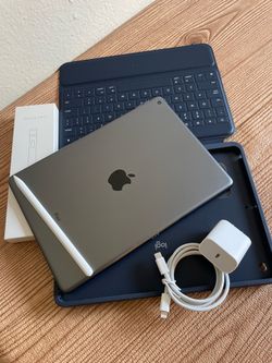 Apple iPad 8th Generation 32GB (Latest iOS 26) Logitech Keyboard case , Pencil & charger