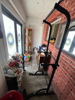Pull up bar station with resistance bands