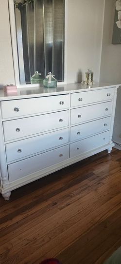 BEAUTIFULL Dresser With MIRROR