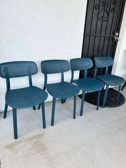 4 plastic chairs