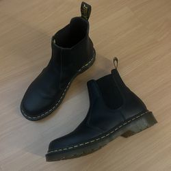 black Doc Marten 2976 Women’s Leather Chelsea Boot