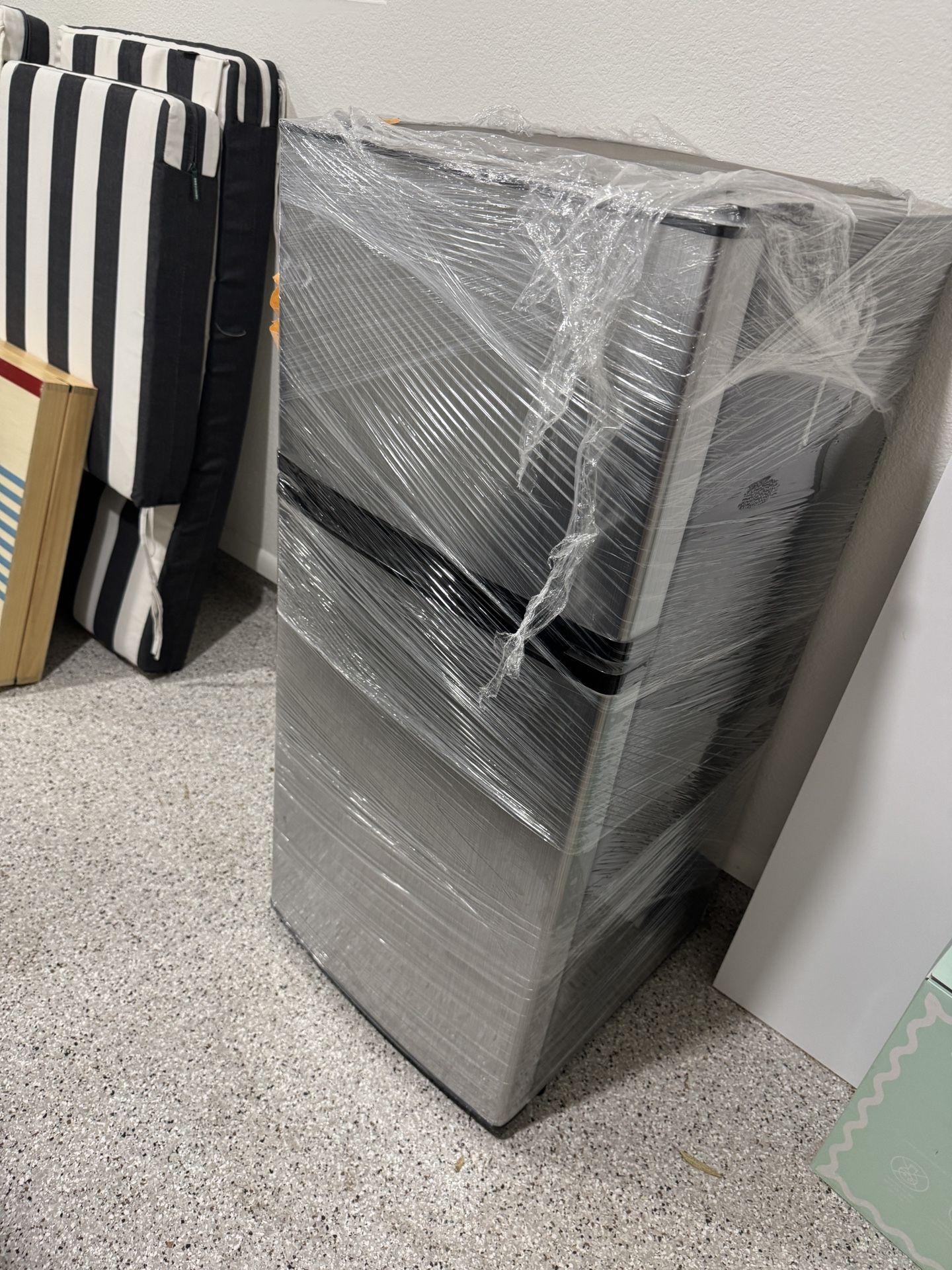 Insignia 3.2 cu Mini Fridge With Freezer