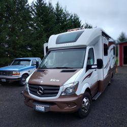 2015 Winnebago View 24G with optional 2008 Honda CR-V tow car + hitch package.