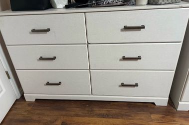Modern White 6-Drawer Dresser / Chest – Excellent Condition $250