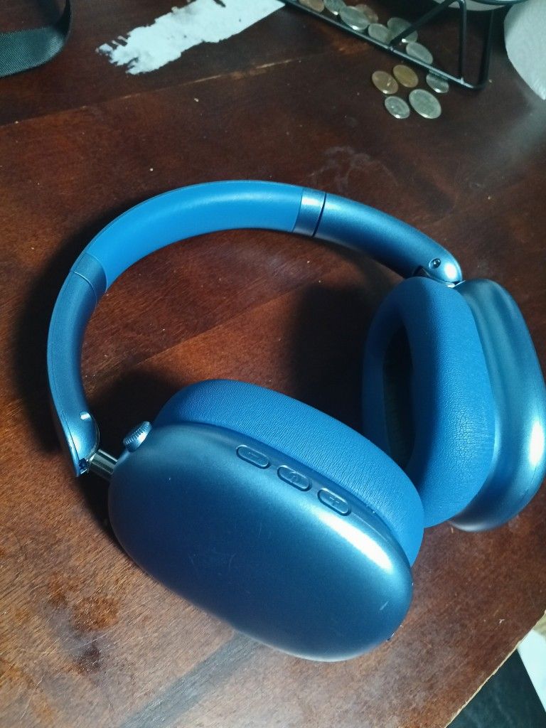 Headphones, Apples Replica