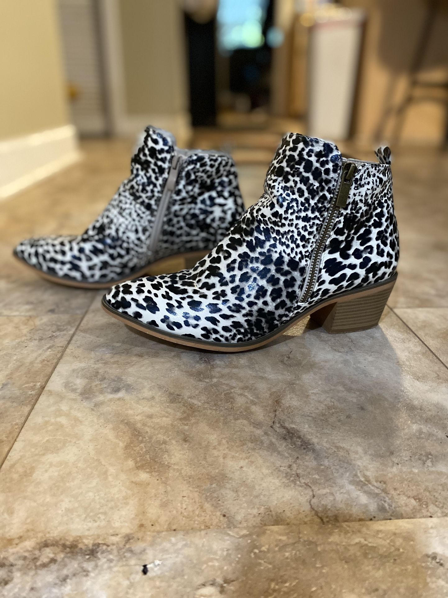 Journee Collection Rebel Bootie, size 9, Color: Beige/Black Leopard