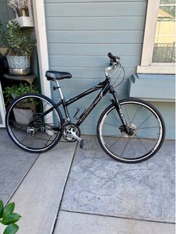 GIANT CYPRESS SX HYBRID BIKE 700cc Wheels