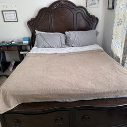 Wooden Queen Size Bed 