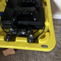 PS4 With 2 Wireless Controllers And Over 20 Plus Games 