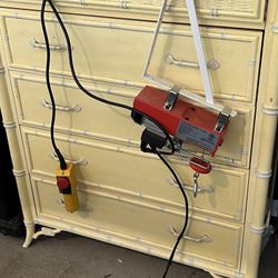 Electric chain hoist with mount
